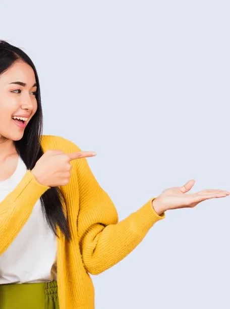 Imagem de uma pessoa apontando para o lado.