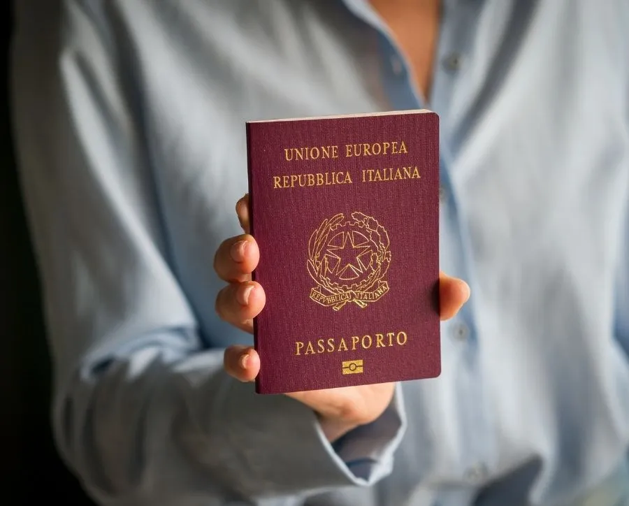 Mulher segurando um passaporte italiano