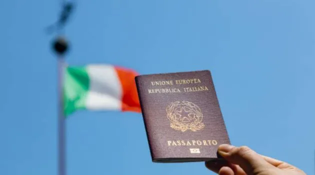 Um passaporte europeu na frente de uma bandeira italiana